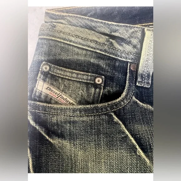 NEW AUTHENTIC DIESEL LEVAN MENS CLASSIC SIZE 28X32 DENIM STRAIGHT LEG JEANS.